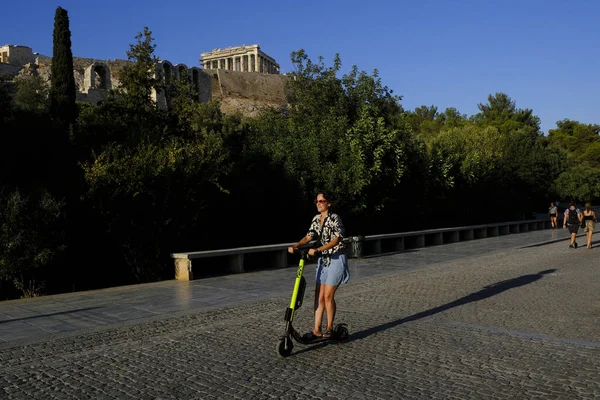 Μια Γυναίκα Καβαλάει Ένα Μοτοποδήλατο Λιμενολιγότερο Ηλεκτρικά Σκούτερ Στο Δρόμο — Φωτογραφία Αρχείου