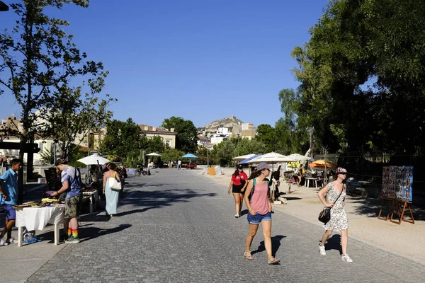 Yayalar Atina'nın merkezindeki sokakta yürüyor, Yunanistan 7 Ağustos 2019