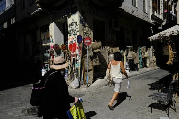 Los Peatones Caminan Calle Del Centro Atenas Grecia Agosto 2019 — Foto de Stock