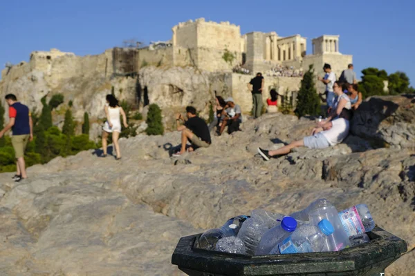 Bottiglia Plastica Riciclabile Nel Cestino Della Spazzatura Collina Acropoli — Foto Stock