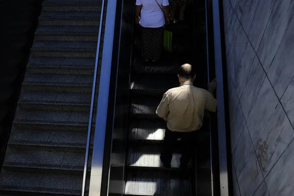 Los Pasajeros Paran Escaleras Mecánicas Dentro Estación Metro Subterránea Atenas — Foto de Stock