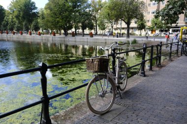 3 Eylül 2019 tarihinde Lahey, Hollanda'da tarihi bölgede bisiklete binen ler.