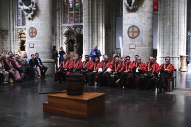Brewer's Paddle Şövalyelik üyeleri Brüksel'de Saint Gudula Katedrali'nde Saint-Arnould kutlamaları sırasında bir bira bir varil önünde bir kitle katılmak, Brüksel'de Saint Gudula Katedrali'nde, Belçika Eylül 6, 2019. 
