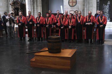 Brewer's Paddle Şövalyelik üyeleri Brüksel'de Saint Gudula Katedrali'nde Saint-Arnould kutlamaları sırasında bir bira bir varil önünde bir kitle katılmak, Brüksel'de Saint Gudula Katedrali'nde, Belçika Eylül 6, 2019. 