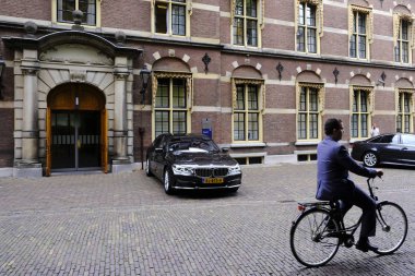 Lahey, Hollanda 3 Eylül 2019. Genel İşler Bakanlığı ve Hollanda Başbakanı'nın ofisine ev sahipliği yapan Binnenhof'un dış görünümü.