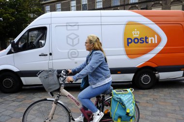 3 Eylül 2019 tarihinde Lahey, Hollanda caddesinde Royal Postnl şirketinin bir arabası.