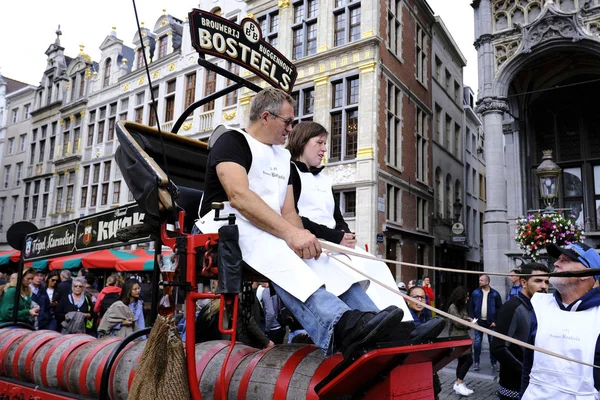 2019年9月7日 ベルギーのブリュッセル中心部の通りを通る歴史的な醸造所のカートとビールワゴンとの行列 — ストック写真