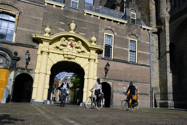 Άνθρωποι Που Κάνουν Ιππασία Ιστορικά Μέρη Στη Χάγη Ολλανδία 2019 — Φωτογραφία Αρχείου