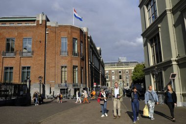 Hollanda'da 3 Eylül 2019'da Lahey'de bir devlet binasının önünde Hollanda bayrağı dalgadalga.