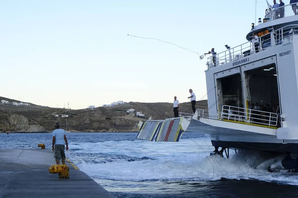 Trabajadores Portuarios Atan Cuerdas Amarre Mientras Crucero Llega Puerto Serifos — Foto de Stock