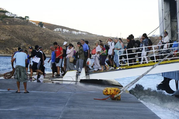 Turistas Desembarcan Crucero Puerto Serifos Medida Que Temporada Turistas Alcanza —  Fotos de Stock
