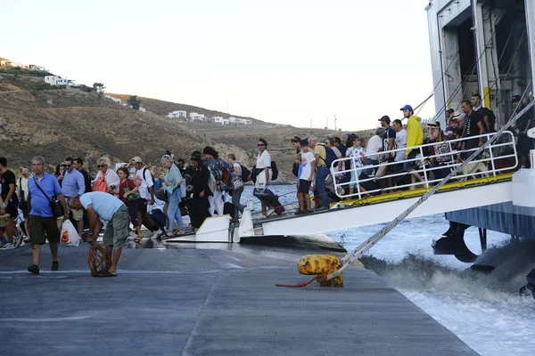 Turistas Desembarcan Crucero Puerto Serifos Medida Que Temporada Turistas Alcanza —  Fotos de Stock