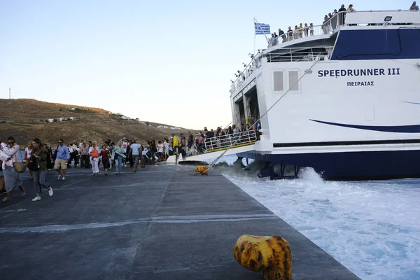 Turistas Desembarcan Crucero Puerto Serifos Medida Que Temporada Turistas Alcanza — Foto de Stock