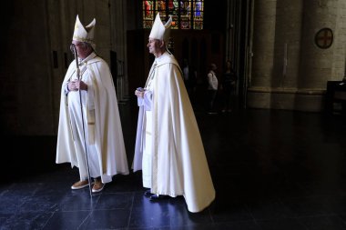 Rahipler, 6 Eylül 2019'da Brüksel'deki St. Michael Katedrali'nde bira fabrikalarının koruyucu azizi Saint-Arnould'u kutlayan bir toplu katliamda.