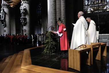 Rahipler, 6 Eylül 2019'da Brüksel'deki St. Michael Katedrali'nde bira fabrikalarının koruyucu azizi Saint-Arnould'u kutlayan bir toplu katliamda.