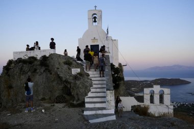 İnsanlar Chora, Yunanistan'da Serifos adasından gün batımının tadını çıkarıyor15 Ağustos 2019