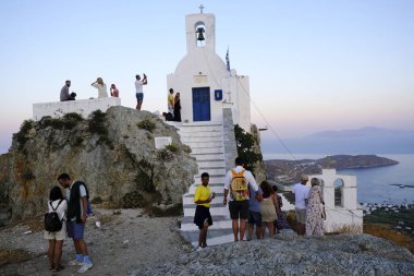 İnsanlar Chora, Yunanistan'da Serifos adasından gün batımının tadını çıkarıyor15 Ağustos 2019