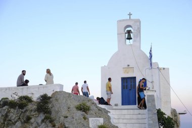 İnsanlar Chora, Yunanistan'da Serifos adasından gün batımının tadını çıkarıyor15 Ağustos 2019