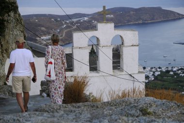 İnsanlar Chora, Yunanistan'da Serifos adasından gün batımının tadını çıkarıyor15 Ağustos 2019