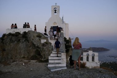 İnsanlar Chora, Yunanistan'da Serifos adasından gün batımının tadını çıkarıyor15 Ağustos 2019