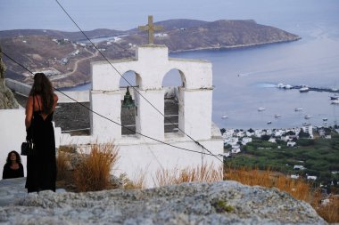 İnsanlar Chora, Yunanistan'da Serifos adasından gün batımının tadını çıkarıyor15 Ağustos 2019