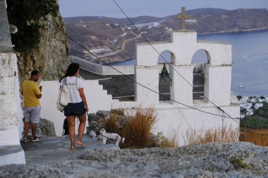 İnsanlar Chora, Yunanistan'da Serifos adasından gün batımının tadını çıkarıyor15 Ağustos 2019