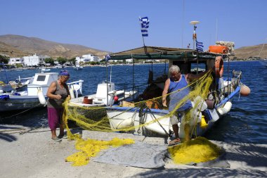 Yunanistan'ın Serifos adası limanında balıkçı ağları temizliği ve düzenlenmesi 15 Ağustos 2019