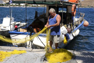 Yunanistan'ın Serifos adası limanında balıkçı ağları temizliği ve düzenlenmesi 15 Ağustos 2019