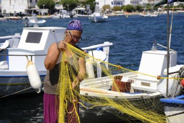 Yunanistan'ın Serifos adası limanında balıkçı ağları temizliği ve düzenlenmesi 15 Ağustos 2019