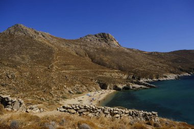 İnsanlar güneşte banyo ve o yüzme