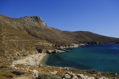 İnsanlar güneşte banyo ve o yüzme