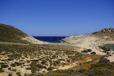 18 Ağustos 2019 tarihinde Yunanistan'ın Serifos Adası'ndaki Agios Sostis sahilinde güneşte yıkanan, yüzen ve oyun oynayan insanlar