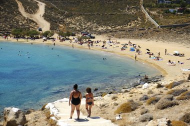 18 Ağustos 2019 tarihinde Yunanistan'ın Serifos Adası'ndaki Agios Sostis sahilinde güneşte yıkanan, yüzen ve oyun oynayan insanlar