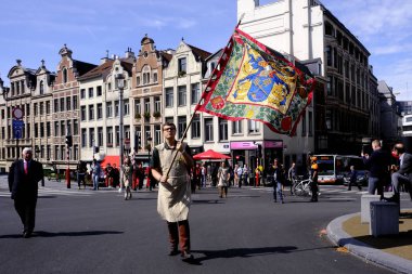 Taşıyıcılar Saint-Arnould, St Michael ve St Gudula Katedrali Brüksel'de bira koruyucu azizi kutlayan bir kitle öncesinde geçit törenine katılmak, Belçika Eylül'de 6, 2019.