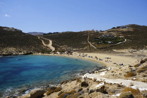 Personas Bañándose Sol Nadando Jugando Playa Agios Sostis Isla Griega — Foto de Stock