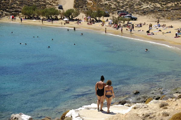 Les Gens Baignant Soleil Nageant Jouant Des Jeux Sur Plage — Photo