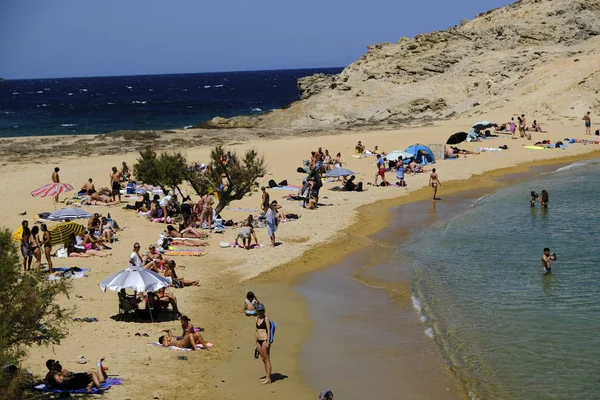 Les Gens Baignant Soleil Nageant Jouant Des Jeux Sur Plage — Photo