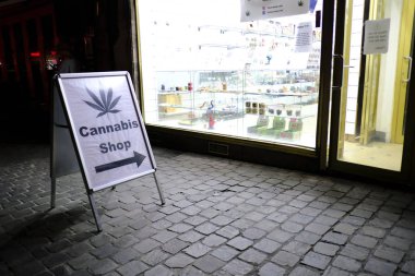 6 Eylül 2019'da Brüksel, Belçika'da Cannabidiol (Cbd) ürünleri ile mağazanın dış görünümü