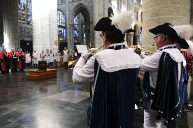 6 Eylül 2019'da Brüksel'deki St. Michael ve St. Gudula Katedrali'nde bira imalatçılarının koruyucu azizi Saint-Arnould'u kutlarken çalan müzisyenler.