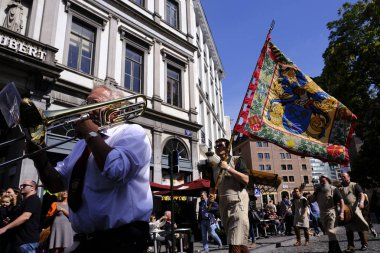 6 Eylül 2019'da Brüksel'deki St. Michael ve St. Gudula Katedrali'nde bira imalatçılarının koruyucu azizi Saint-Arnould'u kutlarken çalan müzisyenler.