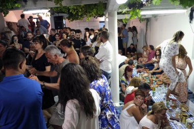 İnsanlar Serifos adasında bir festival sırasında geleneksel halk dansları dans gibi şenliklere katılmak, Ağustos Yunanistan 15, 2019.