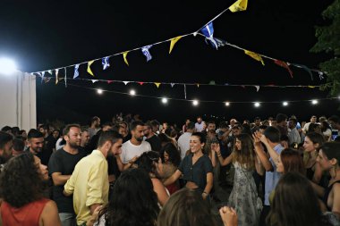 İnsanlar Serifos adasında bir festival sırasında geleneksel halk dansları dans gibi şenliklere katılmak, Ağustos Yunanistan 15, 2019.