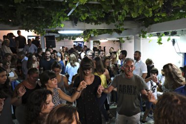 İnsanlar Serifos adasında bir festival sırasında geleneksel halk dansları dans gibi şenliklere katılmak, Ağustos Yunanistan 15, 2019.