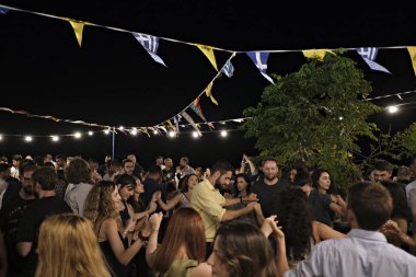 İnsanlar Serifos adasında bir festival sırasında geleneksel halk dansları dans gibi şenliklere katılmak, Ağustos Yunanistan 15, 2019.