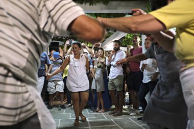 İnsanlar Serifos adasında bir festival sırasında geleneksel halk dansları dans gibi şenliklere katılmak, Ağustos Yunanistan 15, 2019.