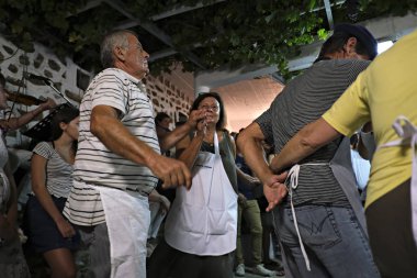 İnsanlar Serifos adasında bir festival sırasında geleneksel halk dansları dans gibi şenliklere katılmak, Ağustos Yunanistan 15, 2019.