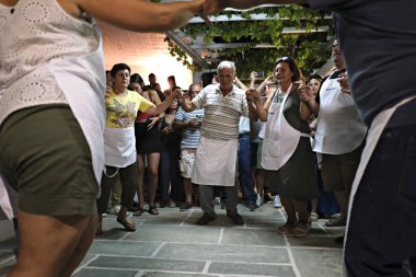 İnsanlar Serifos adasında bir festival sırasında geleneksel halk dansları dans gibi şenliklere katılmak, Ağustos Yunanistan 15, 2019.