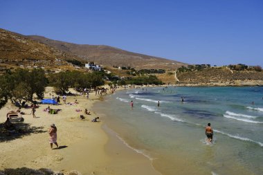 13 Ağustos 2019 tarihinde Yunanistan'ın Serifos Adası'nda güneşte yıkanan ve Psili Ammos sahilinde yüzen insanlar.