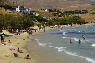 13 Ağustos 2019 tarihinde Yunanistan'ın Serifos Adası'nda güneşte yıkanan ve Psili Ammos sahilinde yüzen insanlar.