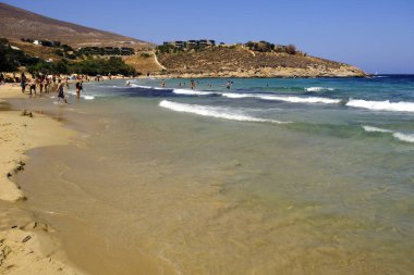 13 Ağustos 2019 tarihinde Yunanistan'ın Serifos Adası'nda güneşte yıkanan ve Psili Ammos sahilinde yüzen insanlar.